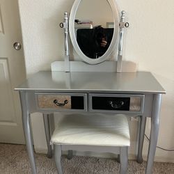 Glam Vanity Set With Mirror and Bench