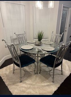 4 Emerald Green Chairs & Round Table 48’