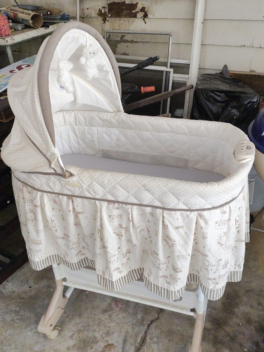 Delta Children Bassinet