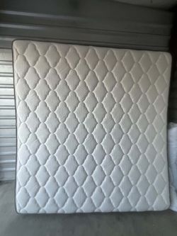 Colchón king  y base de madera