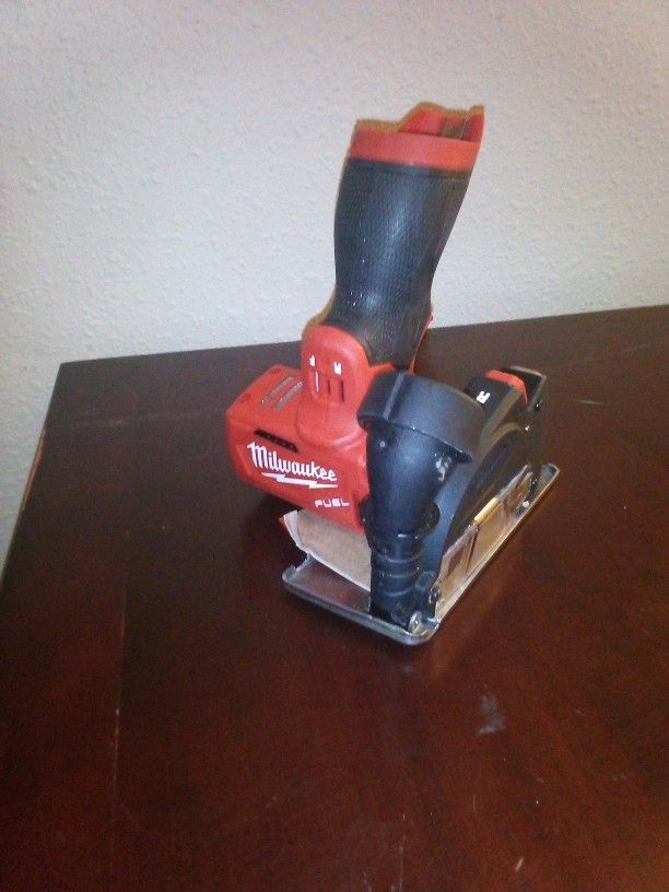 Milwaukee M12 12v FUEL 3" Cut Off Saw