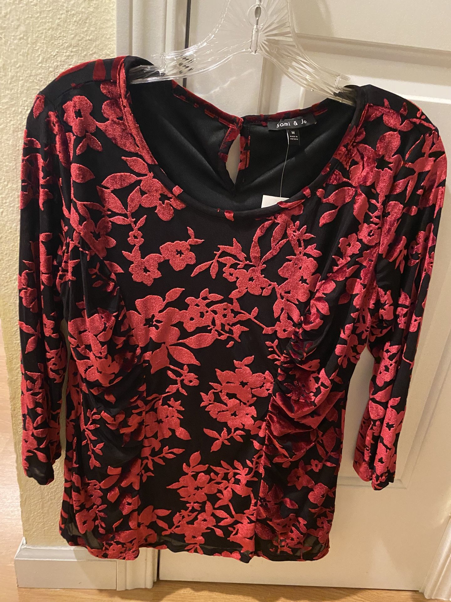 New With Tag Sami & Jo Women’s Top Black With Red Flocking 3/4 Length Sleeves Size Medium