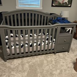 Baby Crib w/ Changing Table 