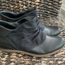 Women’s Merrell Leather And Canvas Ankle Boots  Size 10