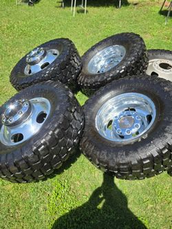 Set 6 rims and tires Ford f350 king ranch