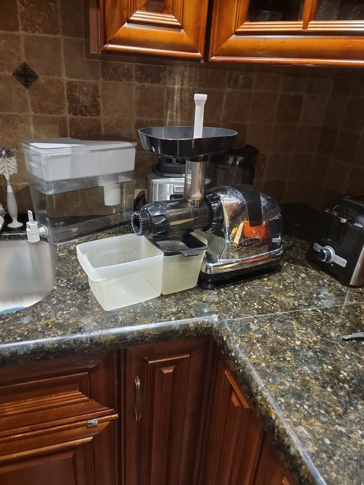 Omega Cold Pressed Juicer for Sale in Delray Beach, FL OfferUp