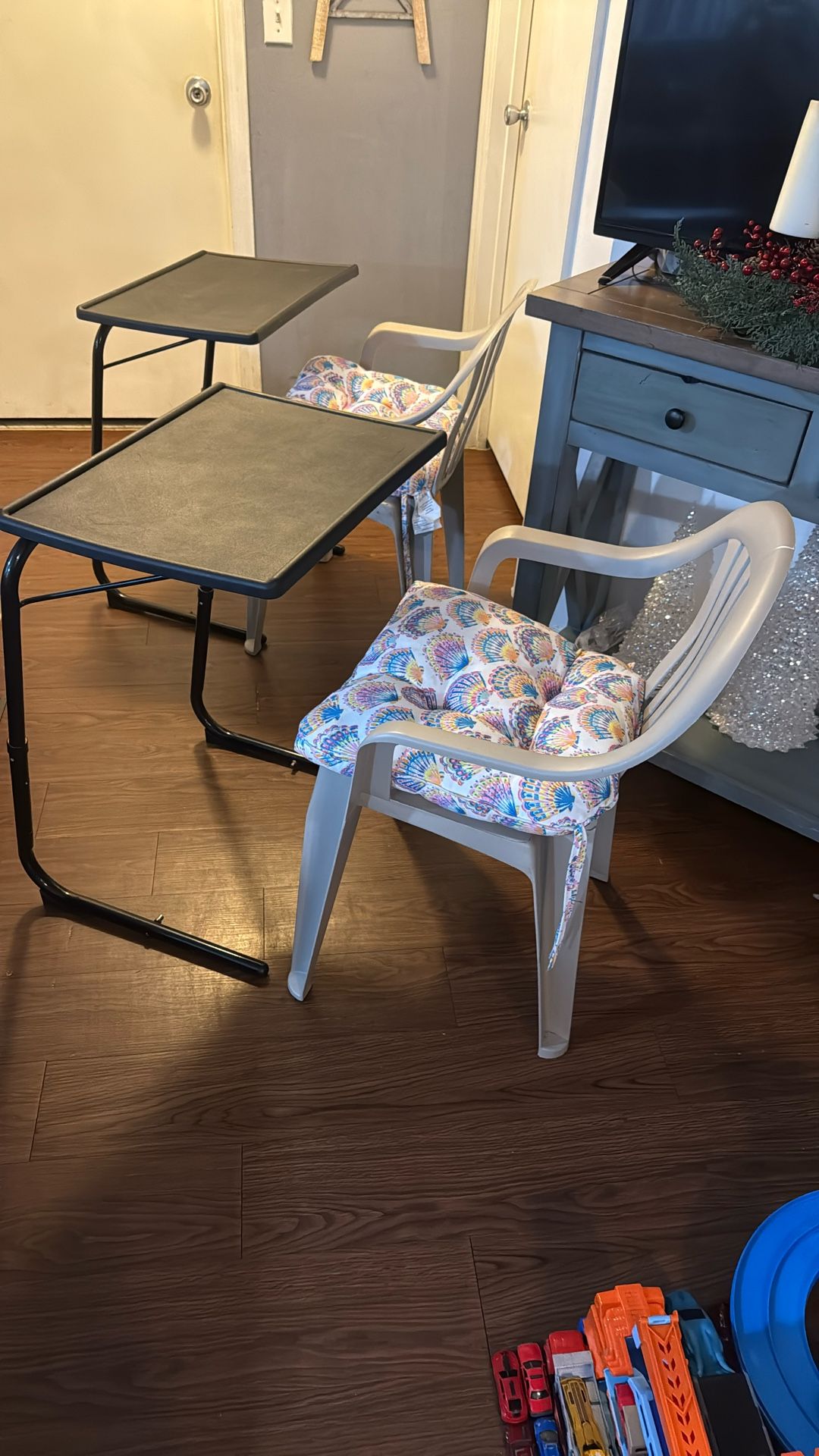 2 Chair With Pillows And Personally Table Perfect For Studying 