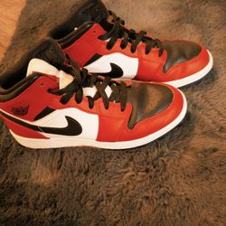 Nike Air Jordan 1 Mid "Black Gym Red" Chicago sneakers- size 5.5Y (US Youth)