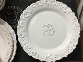 WHITE DECORATIVE DINNER PLATE