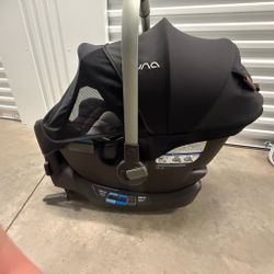 Nuna Pipa Car seat With Base