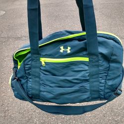 **SLIGHTLY USED** UNDER ARMOUR DUFFLE BAG. I USED IT TWICE FOR WORK. $75 BAG $40 TAKES IT