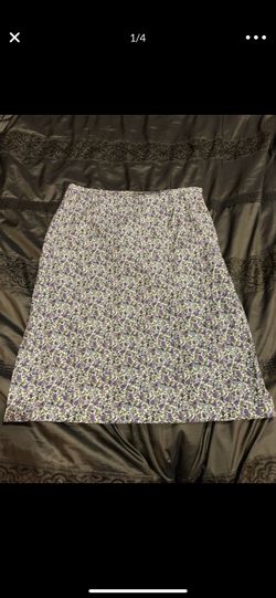 Women’s St johns bay skirt size 8 purple flowers floral