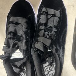 Women’s Velvet Pumas 