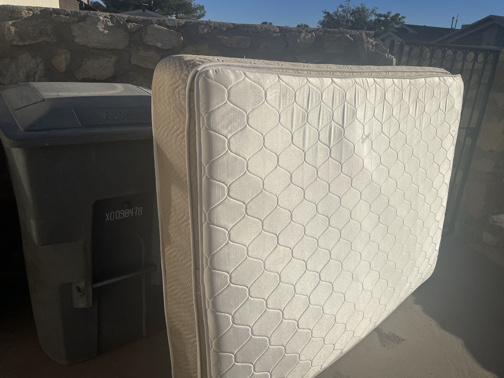 Free Full Size Mattress Curbside Pickup 
