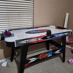 4ft Airhockey Table That Has Score Board And Lights Up