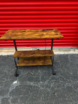 DESK WITH CHARGING / IN GREAT CONDITION/ DELIVERY NEGOTIABLE