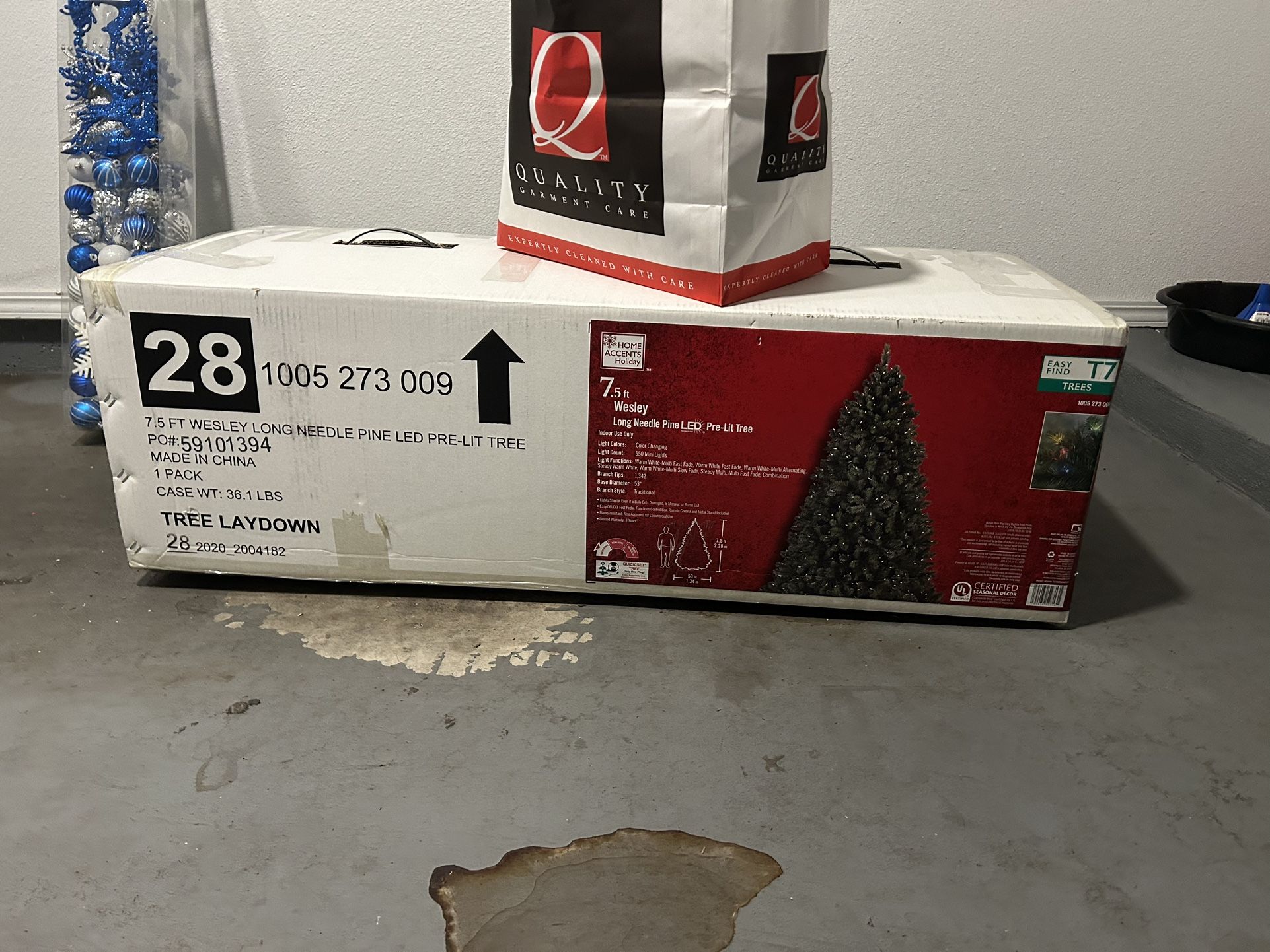 Moving - 7.5’ Pre-lit Christmas Tree