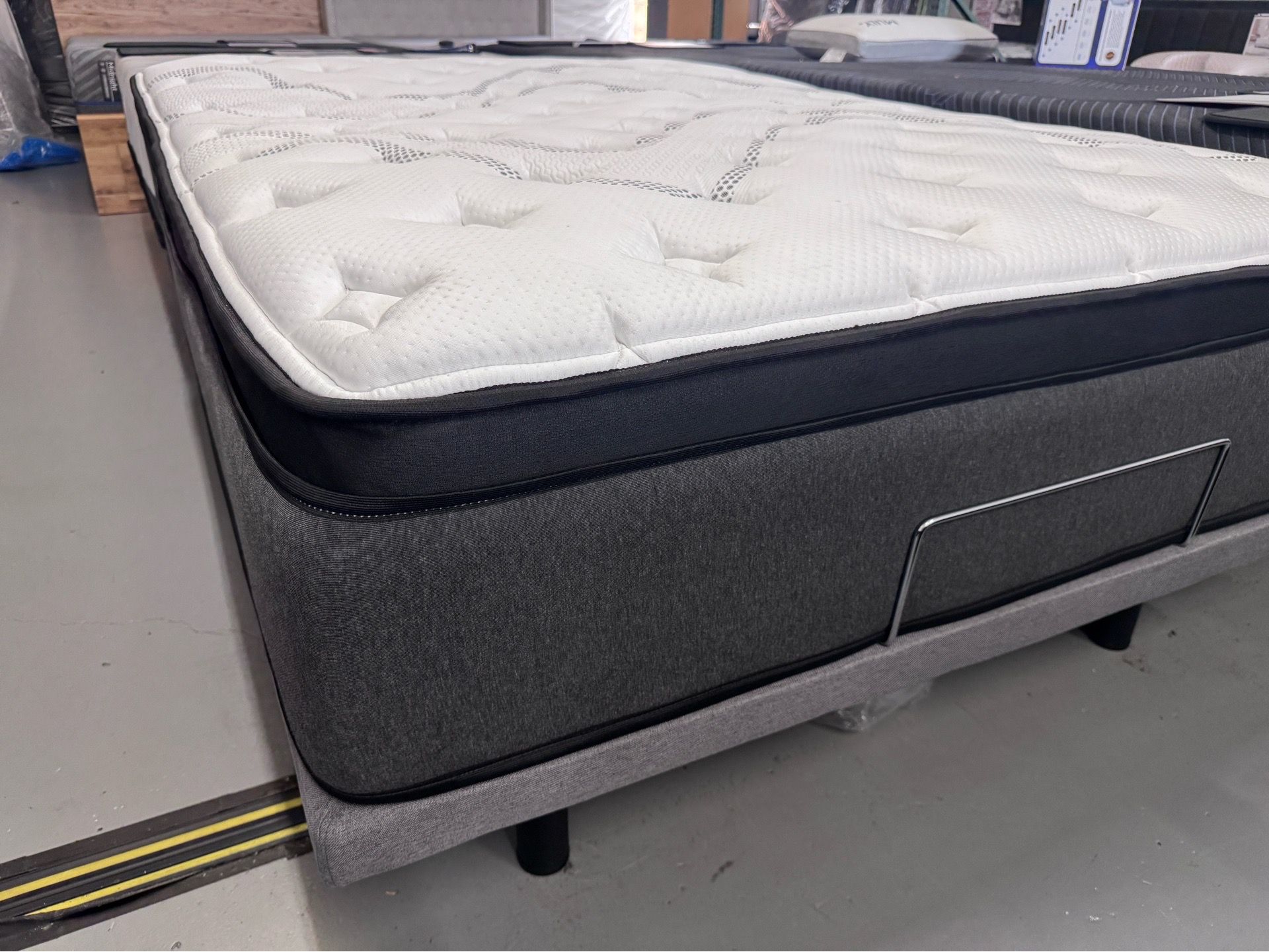 Queen, hybrid mattress brand new Super cooling 14 inch thick Queen, hybrid mattress brand new Super cooling 14 inch