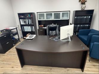 72" W x 102" D Executive U-Shaped Desk with Glass Door Hutch & Pedestals – $700 📦 Florida