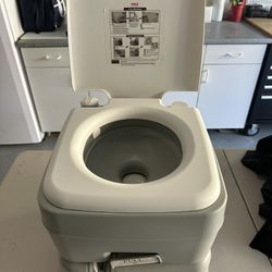 SereneLife Portable Toilet – 5.3 Gallon Outdoor Travel Toilet with 3-Way Flush, Leak-Proof Waste Tank & Fresh Water Reserve, Durable Camping Toilet