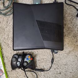 Xbox 360, Controller, 4 Games.