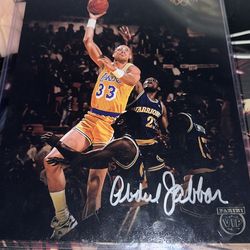 AUTHENTIC KAREEM ABDUL JABBAR AUTOGRAPHED PHOTO