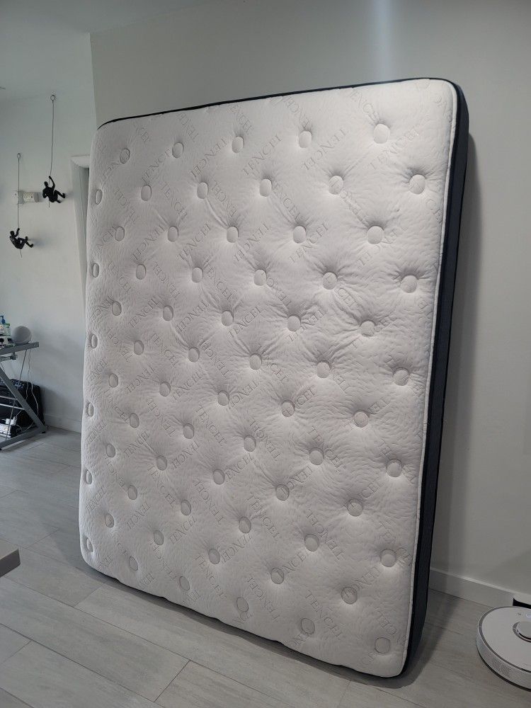 Thick Queen Mattress Excellent Condition for Sale in Hollywood, FL