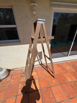 6’ Wooden Ladder
