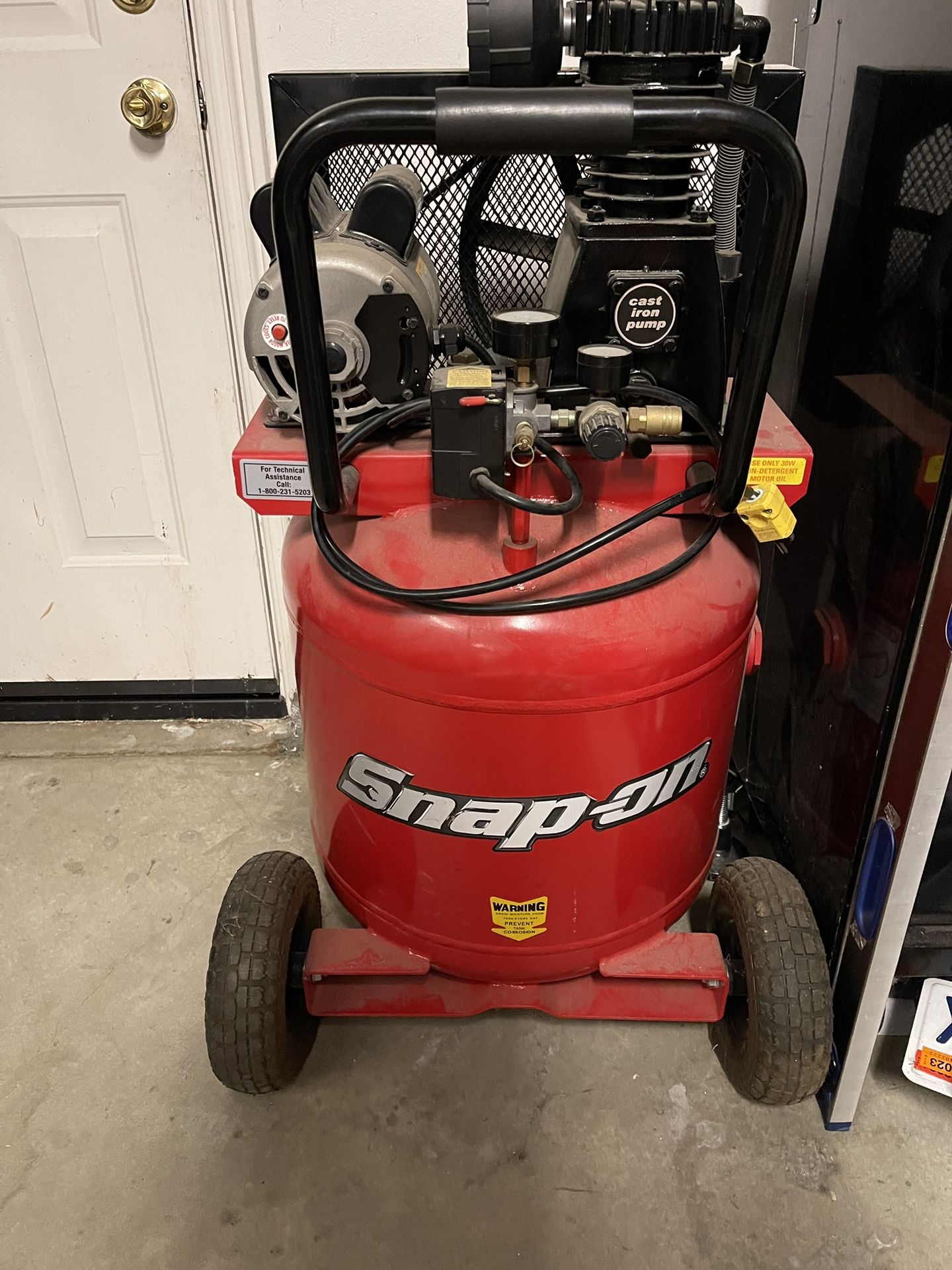 Snap On 30 Gal Portable Vertical Air Compressor 120v