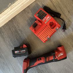 Multi Tool Milwaukee Nuevo Con Pila Del 5
