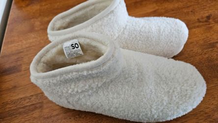 New, wm sz 9.5 White, booty slippers, rubber, firm.