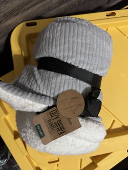 BRAND NEW Sherpa Blanket 50x60”