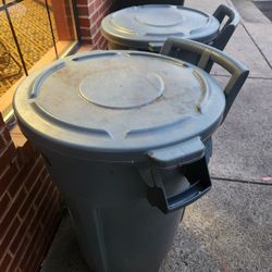 2 Trash Cans