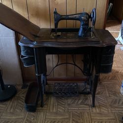 Antique Sewing Machine  - Bulk/gold