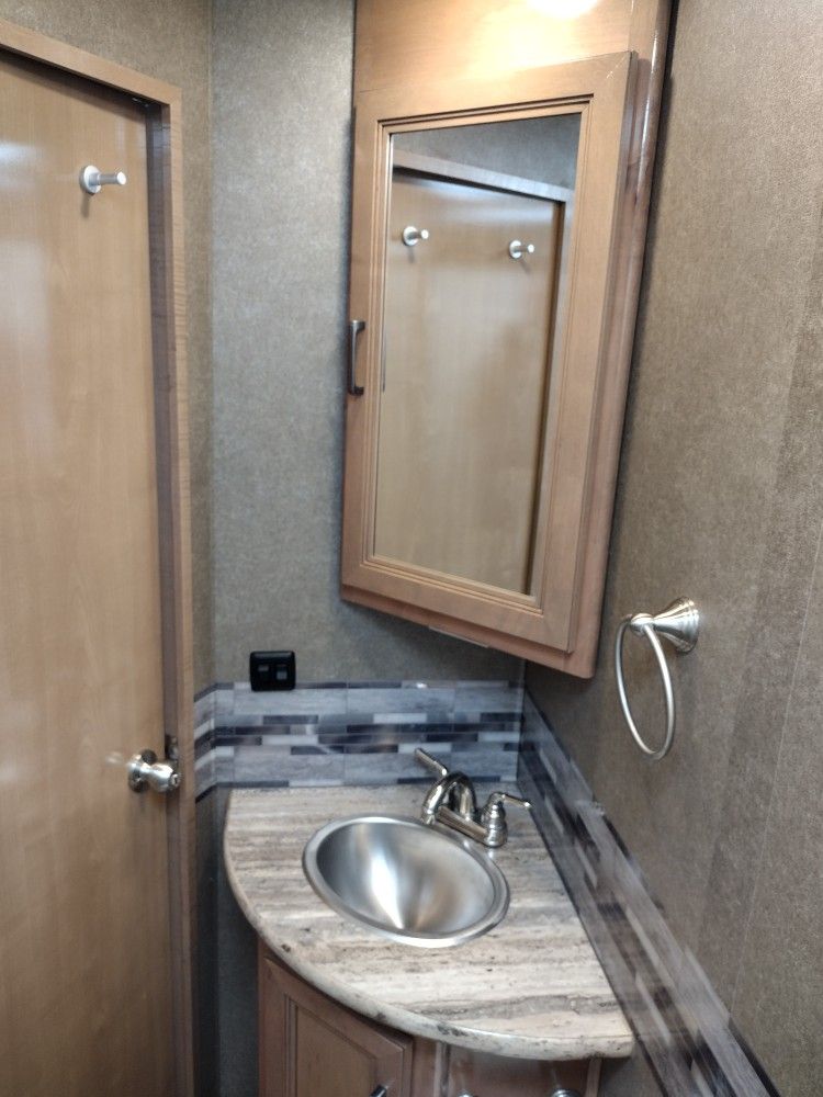 2019 Thor Quantum Motorhome KM24 Mercedes Benz Diesel for Sale in Llano