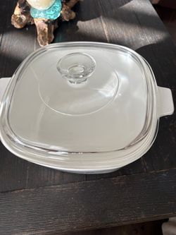 The Corning Ware P-1 3/4-B is a vintage 1 3/4-quart square casserole dish featuring the iconic Blue Cornflower pattern • Capacity: Holds 1.75 quarts