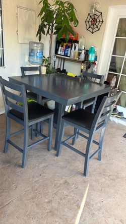Dining table and 4 Chairs