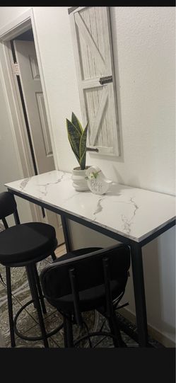 Mesa alta estilo barra Inclulle 2 bancos
