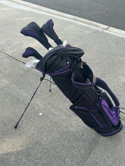 Brand new graphite women’s right handed golf club set with carrying case