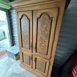 Elegant Armoire / Armario elegante