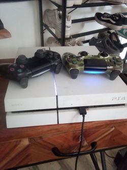 PlayStation 4 (Two Controllers)