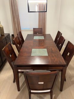 Beautiful Dining Table in Mint Condition