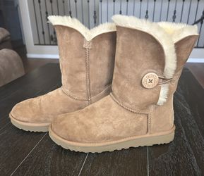UGG Bailey Button II Chestnut Suede Shearling Boots (Size 8) - Like New!!!