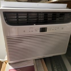 Frigidaire 12000 Btu Window AC , Side Curtains Are Missing & Frame Is Bent. Artic Cooling , Works Like A Charm!