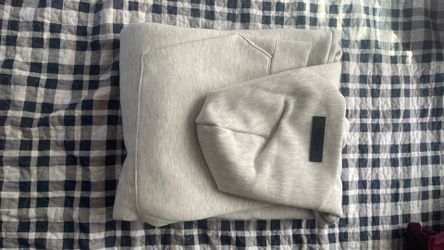 Essetianl size large fits bigger 40$
