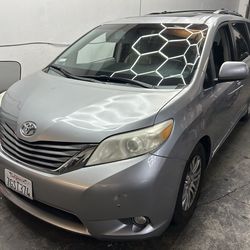 2013 TOYOTA SIENNA XLE
