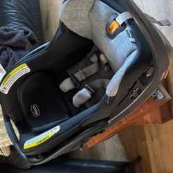 Chicco key Fit 35 Brand New Car seat With Base