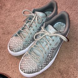Women’s Pumas Size 9