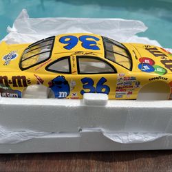 1:24 scale die-cast replica of the #36 M&M's Pontiac Grand Prix driven by Ken Schrader 2000 NASCAR