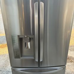 REFRIGERATOR LG  BLACK STAINLESS STEEL 36”